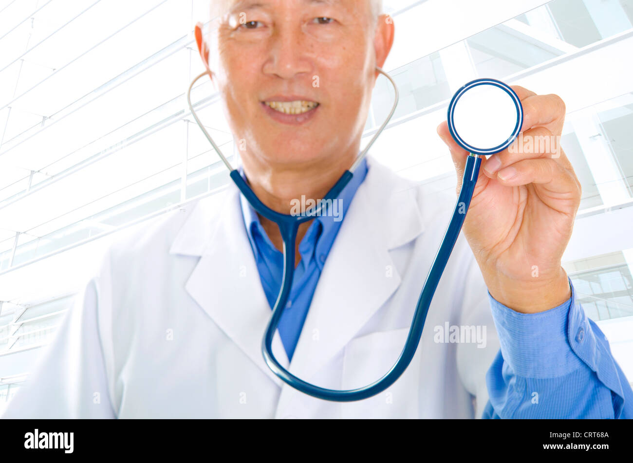 Stéthoscope dans un maturemale asiatiques médecin part Banque D'Images
