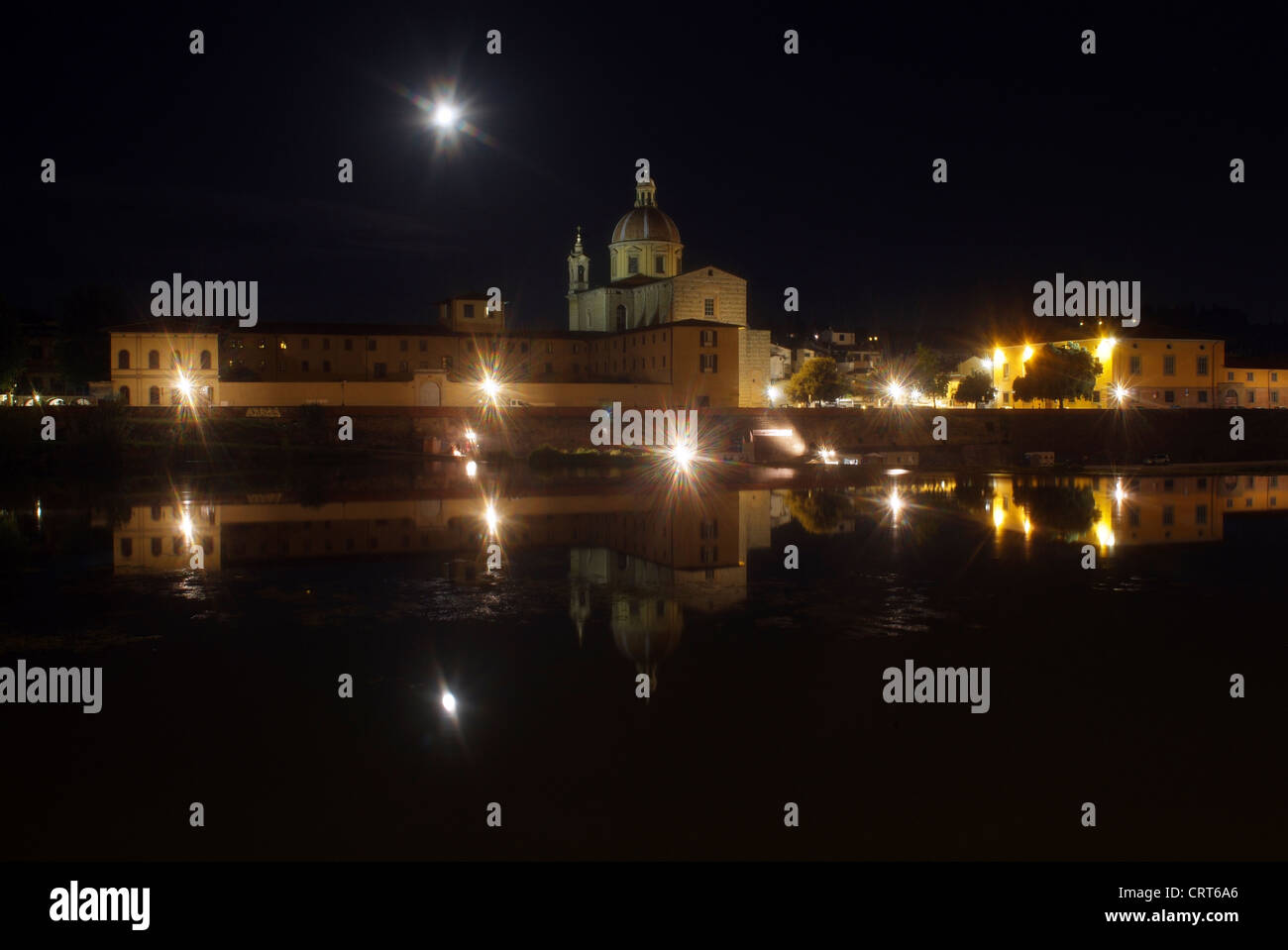 Photographie de nuit de San Frediano in Cestello reflète dans l'eau de l'Arno, Italy, Europe Banque D'Images