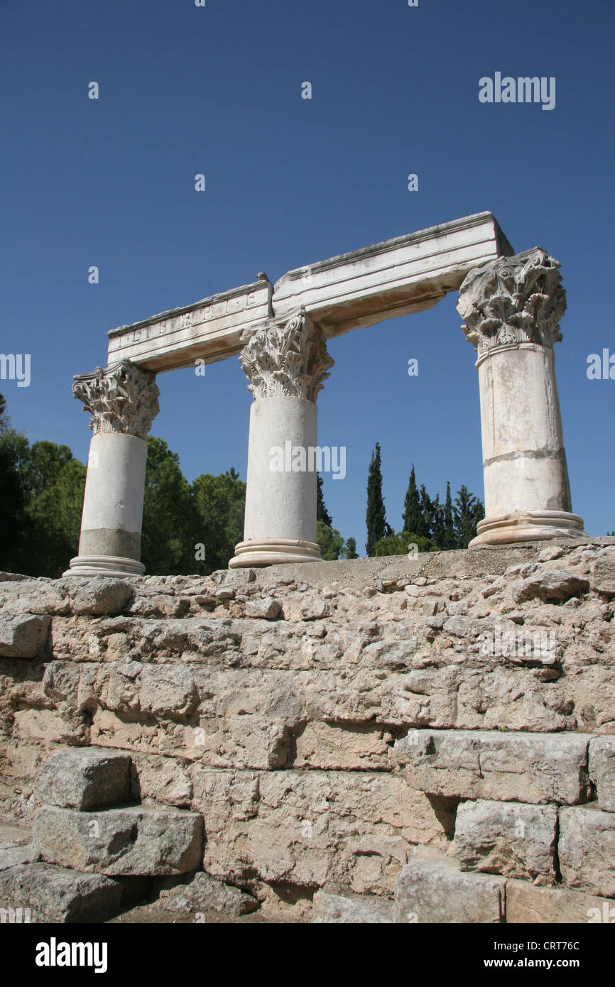 Ordre corinthien des colonnes en ruines antiques de Corinthe, Grèce Banque D'Images