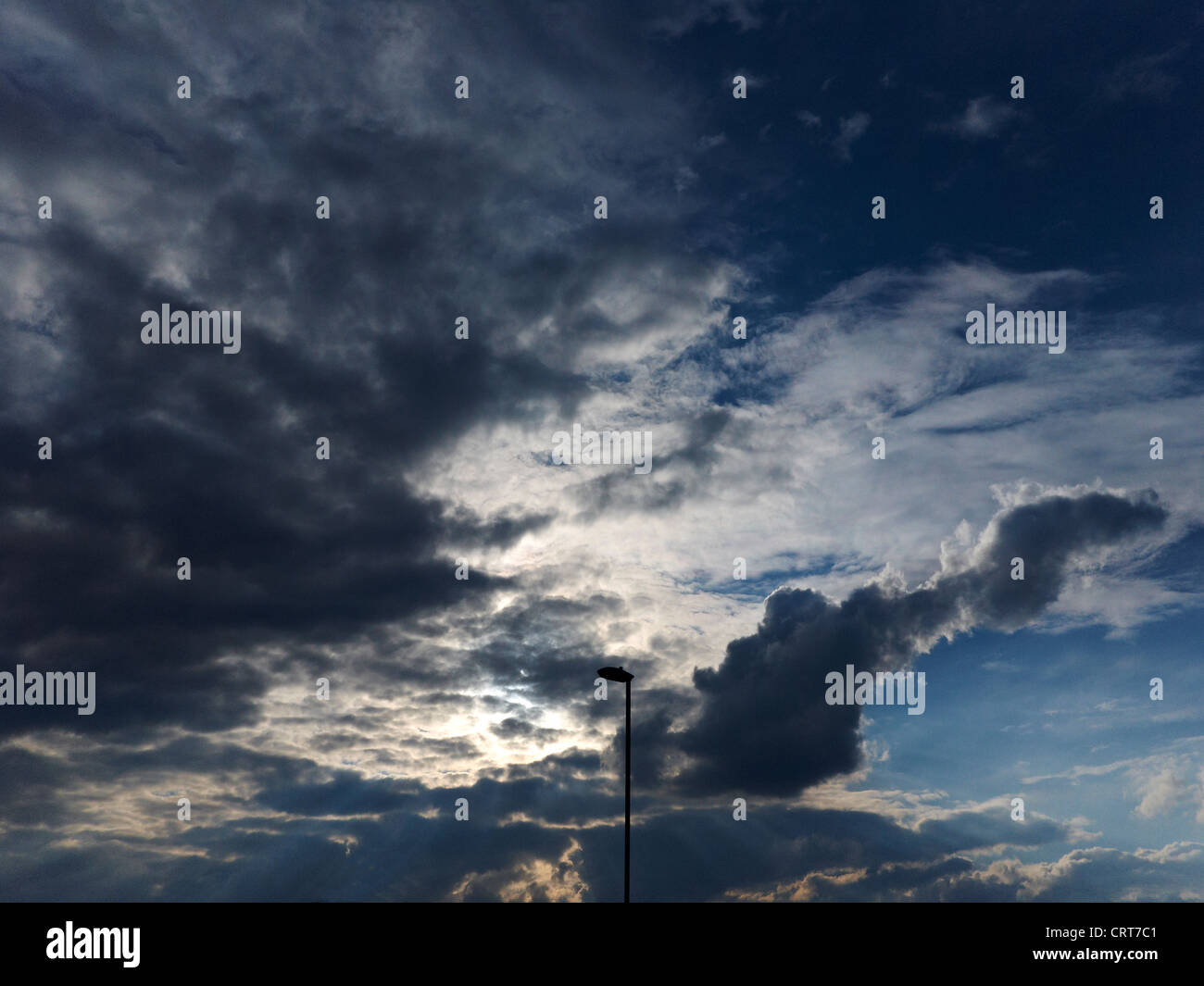 Soirée dramatique ciel avec streetlight Banque D'Images