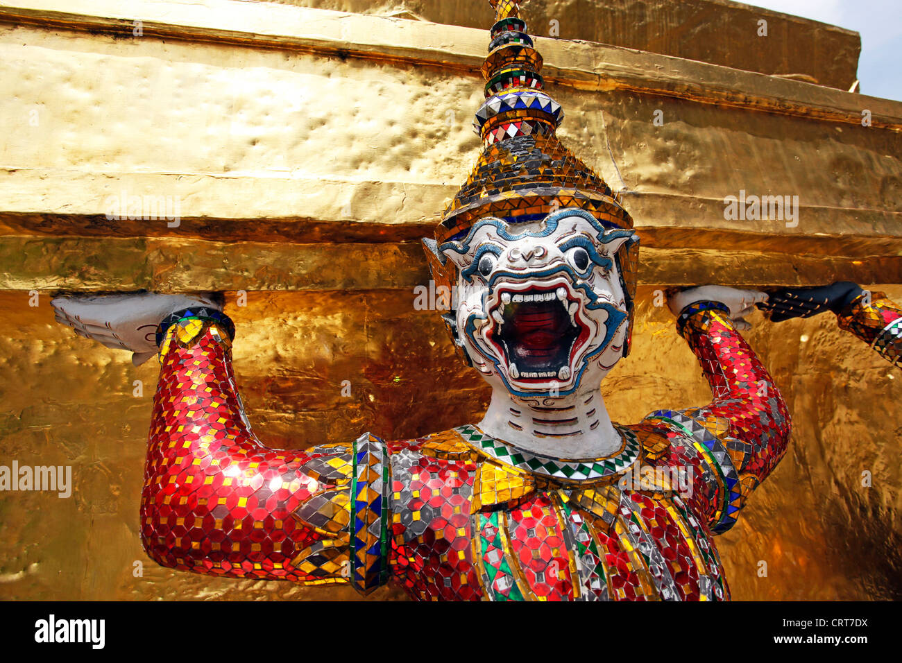 Laid et grotesque masque de visage sur Yaksha statue démon dans le grand complexe de Palais, Wat Phra Kaew, Bangkok, Thaïlande. Banque D'Images