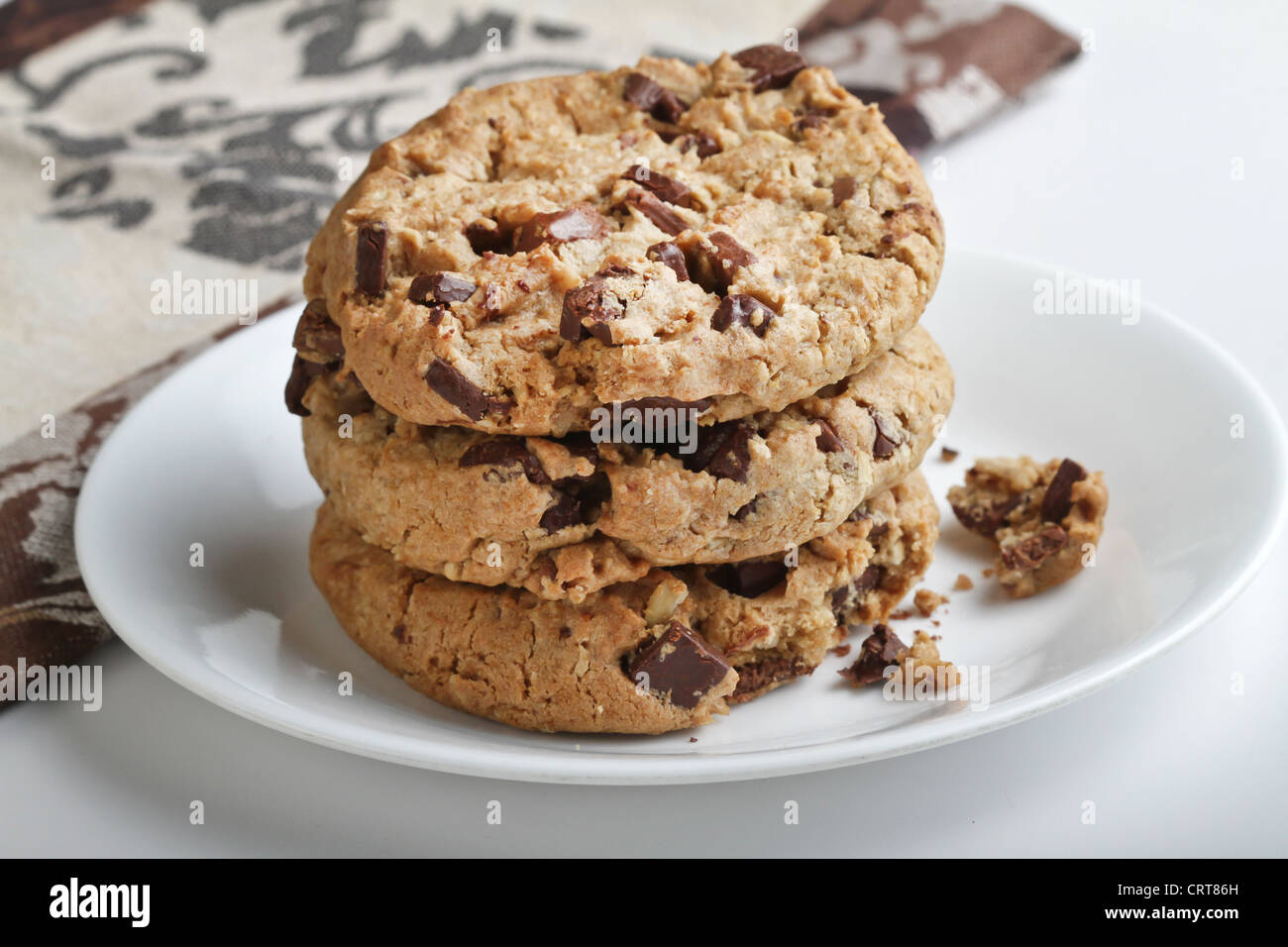 Trois morceaux de chocolat cookies sur une place blanche. Banque D'Images