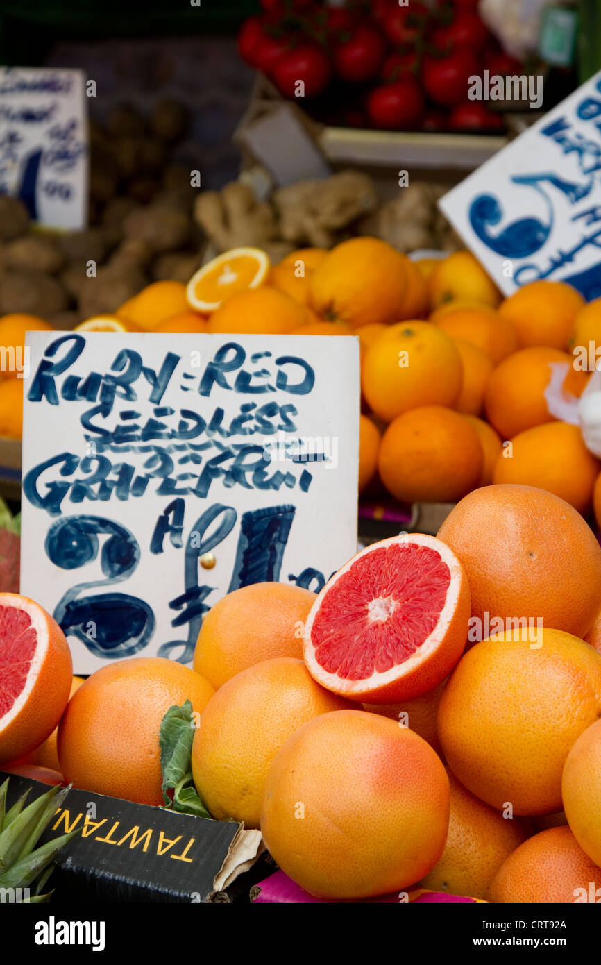 Pamplemousse ruby red à vendre à Brixton Village, marché de Brixton Banque D'Images
