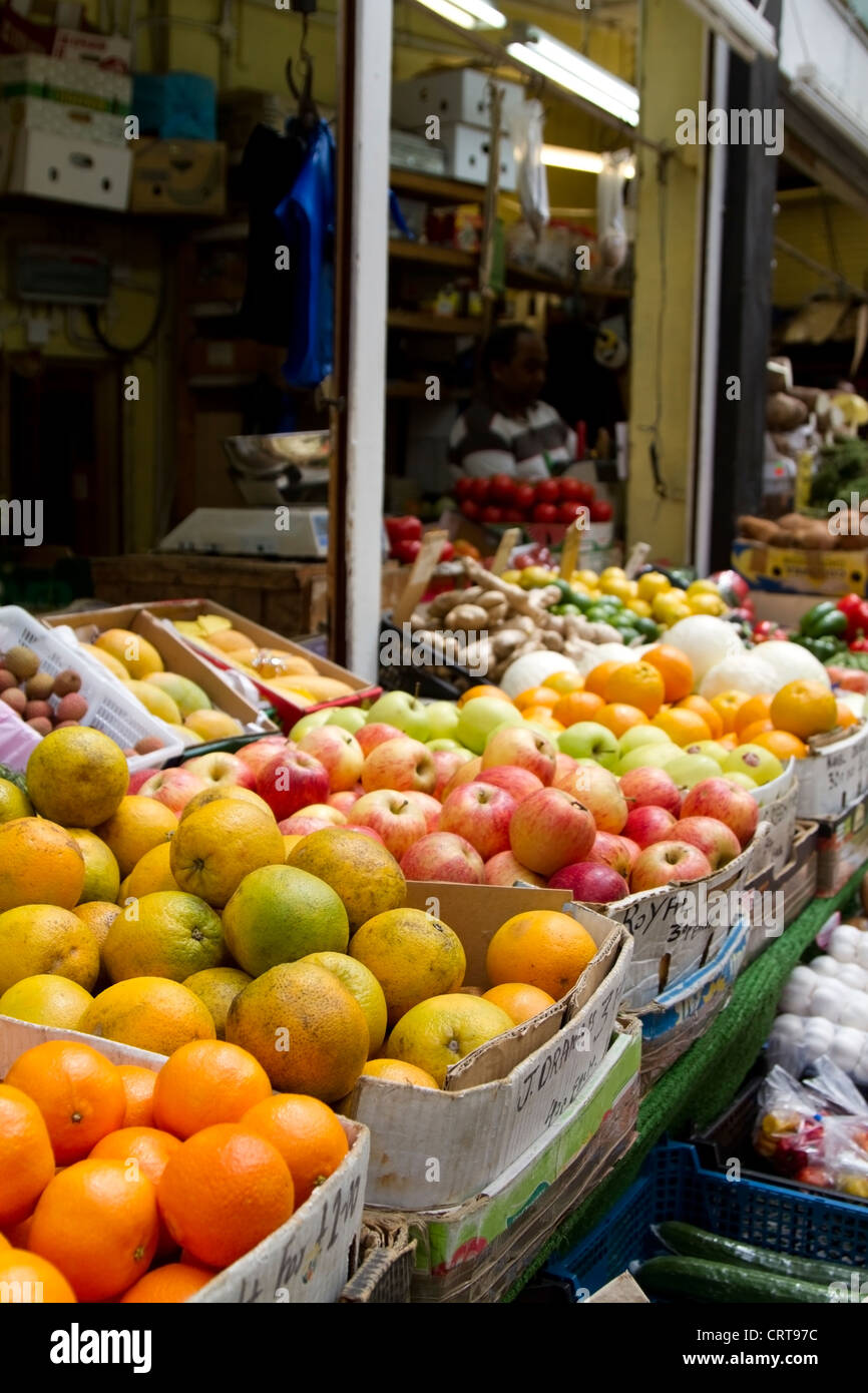 Sur l'affichage à l'extérieur de fruits un magasin à Brixton Village, marché de Brixton Banque D'Images