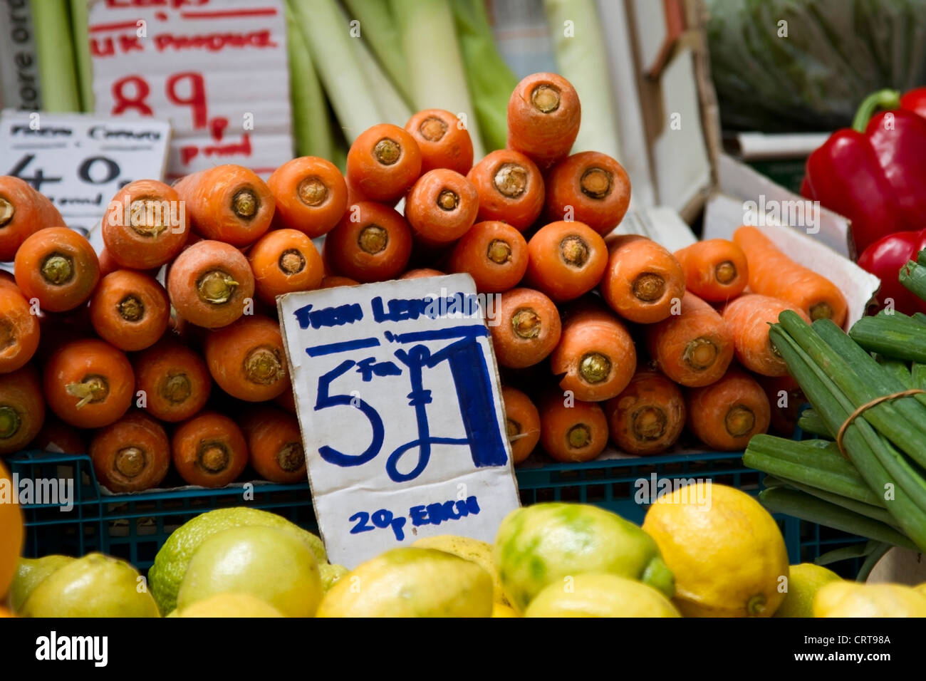 Des carottes pour la vente à Brixton Village, marché de Brixton Banque D'Images