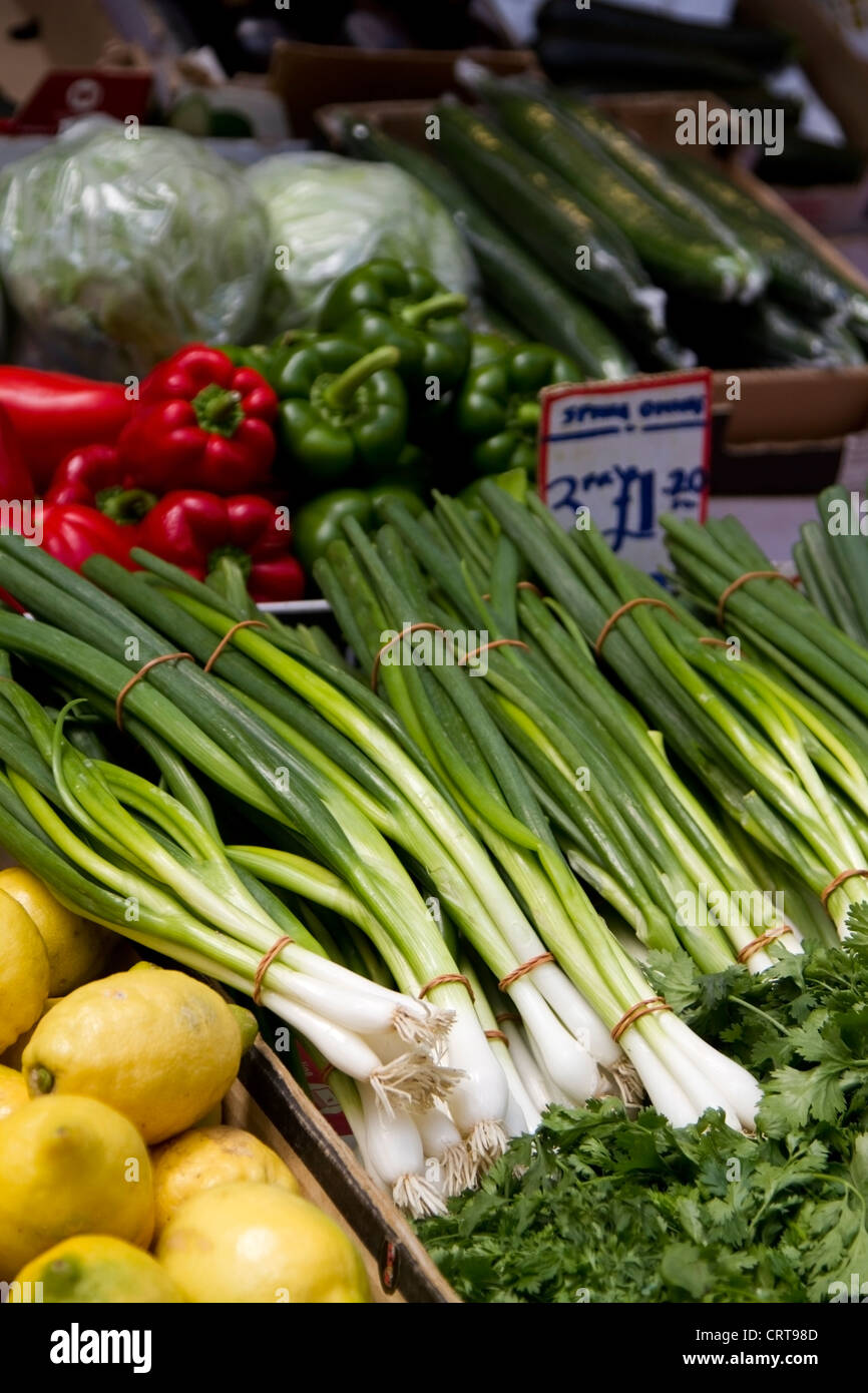Les fruits et légumes pour la vente au marché de Brixton Brixton Village, Banque D'Images