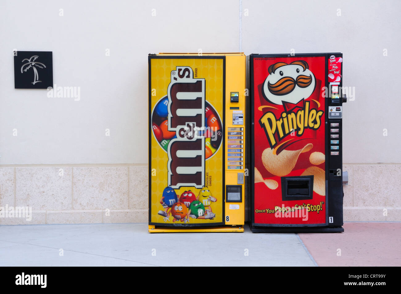Distributeurs automatiques de bonbons Banque de photographies et d'images à  haute résolution - Alamy