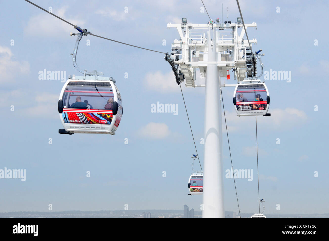 Cabines & pylônes vu de l'intérieur du téléphérique Emirates Air Line pod au-dessus de la Tamise entre la péninsule de Greenwich et Royal Docks Banque D'Images