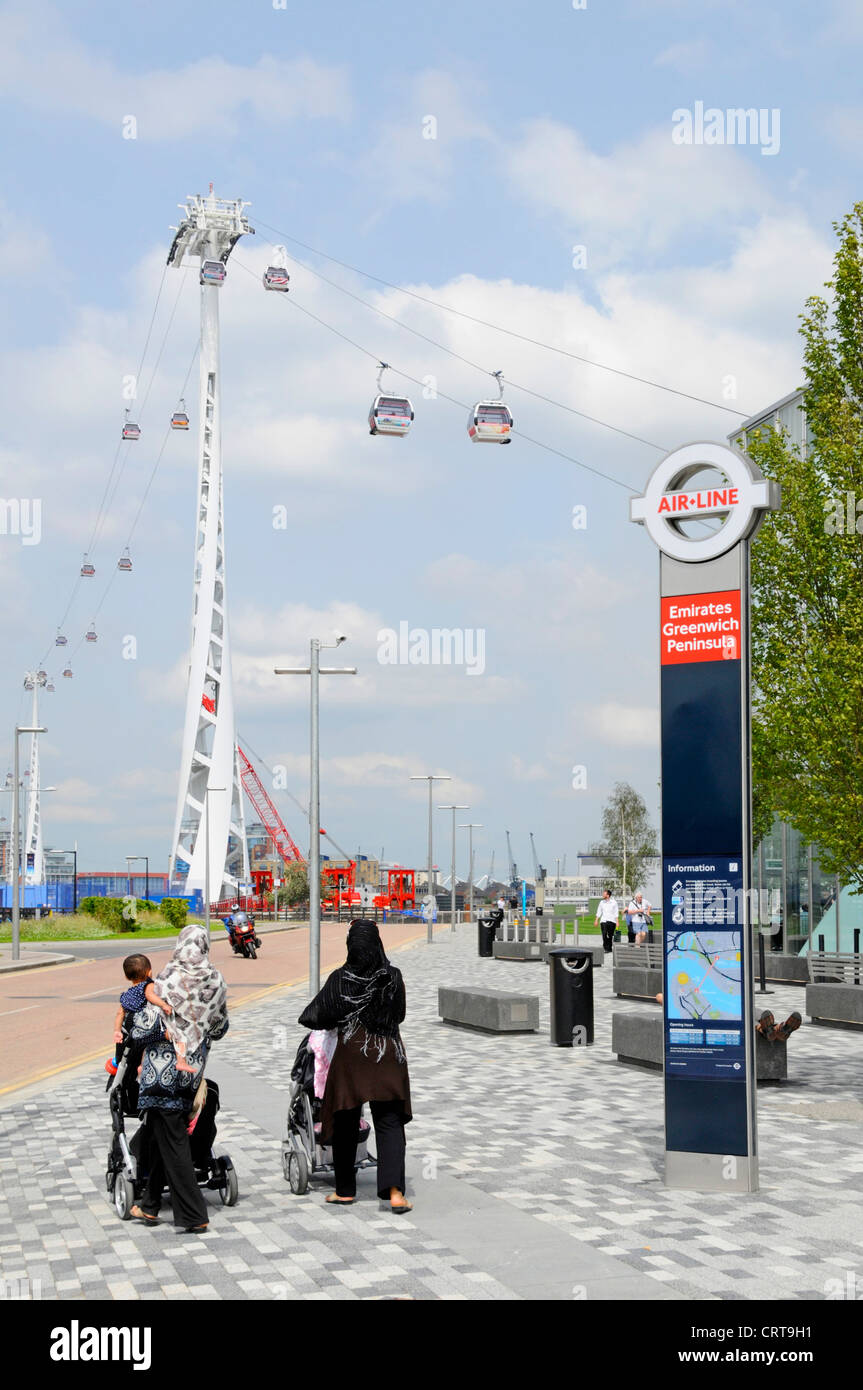 Signe pour Emirates Air Line parrainé cable car crossing de la Tamise entre la péninsule de Greenwich et Royal Docks Banque D'Images