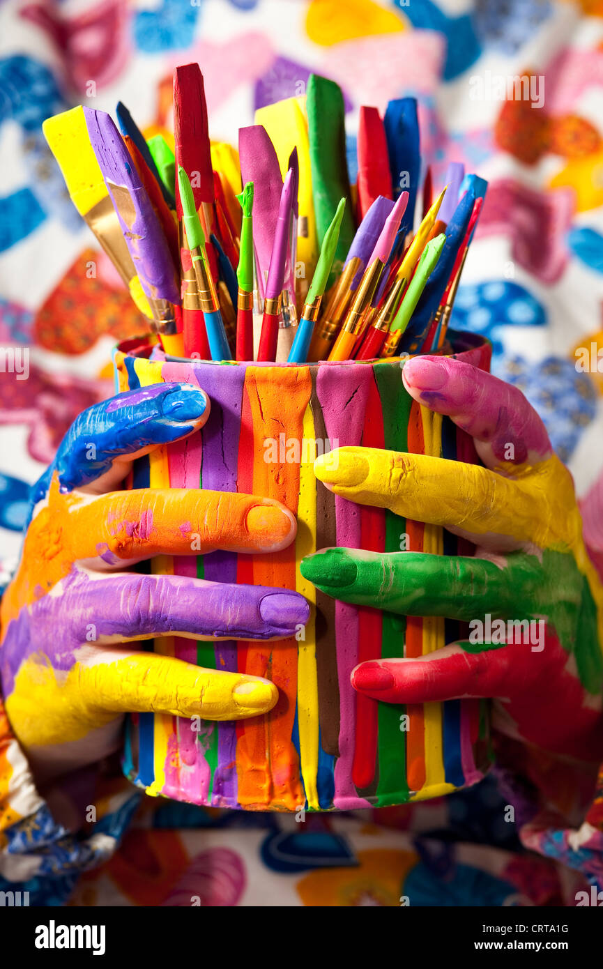 Close-up of woman holding paint can multicolores peint avec les doigts Banque D'Images