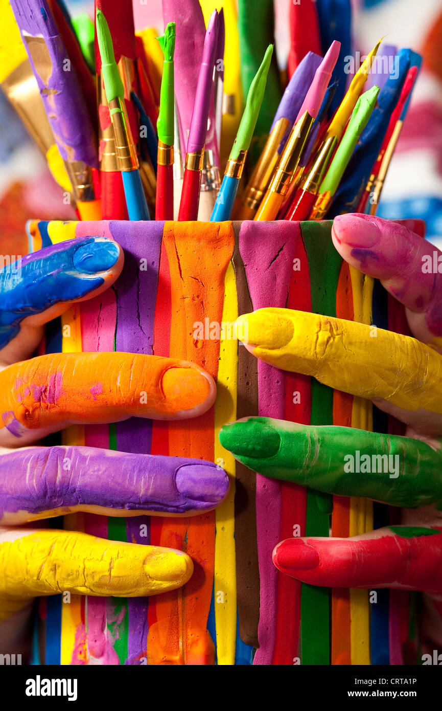 Close-up of woman holding paint can multicolores peint avec les doigts Banque D'Images