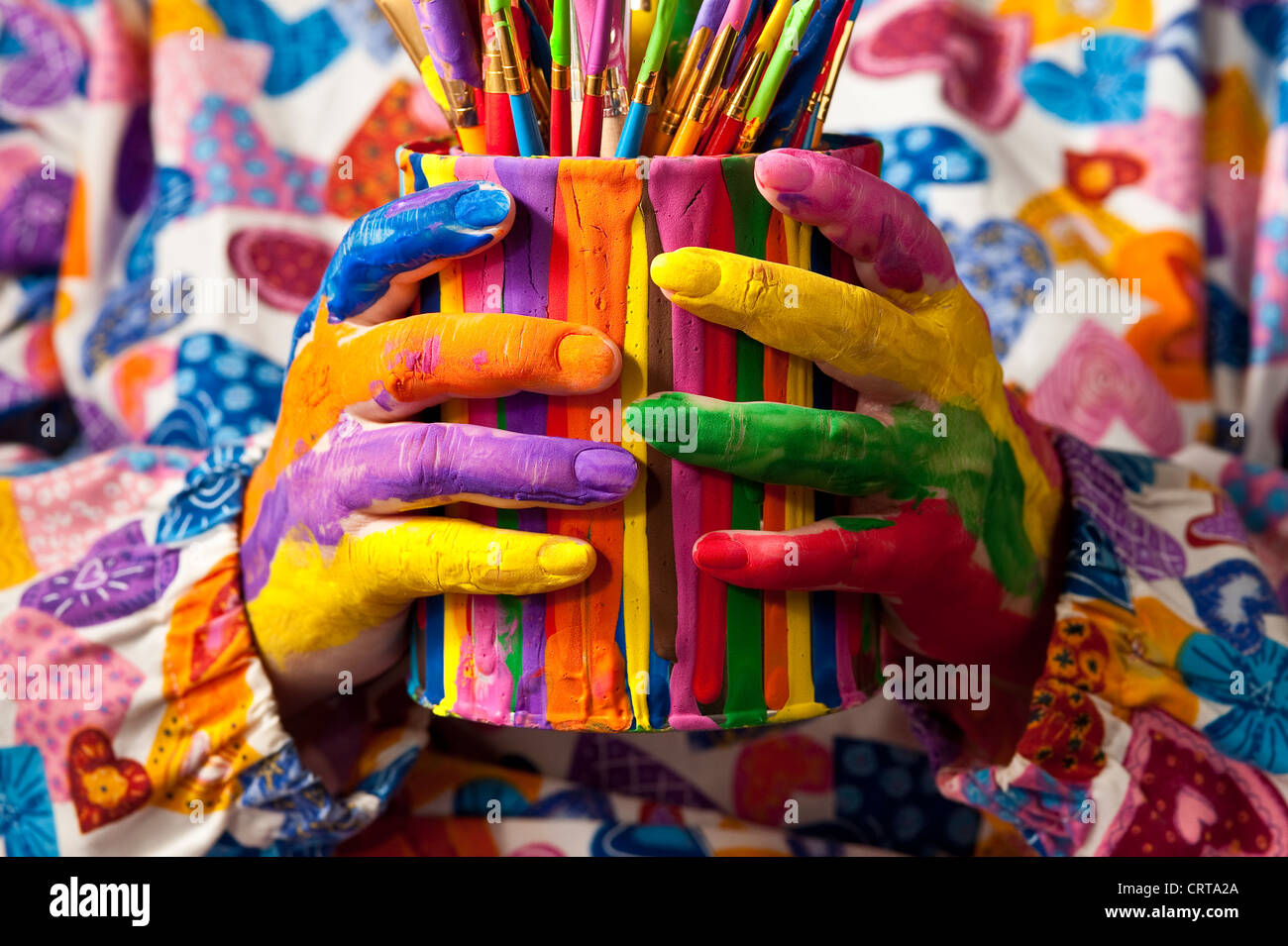 Close-up of woman holding paint can multicolores peint avec les doigts Banque D'Images