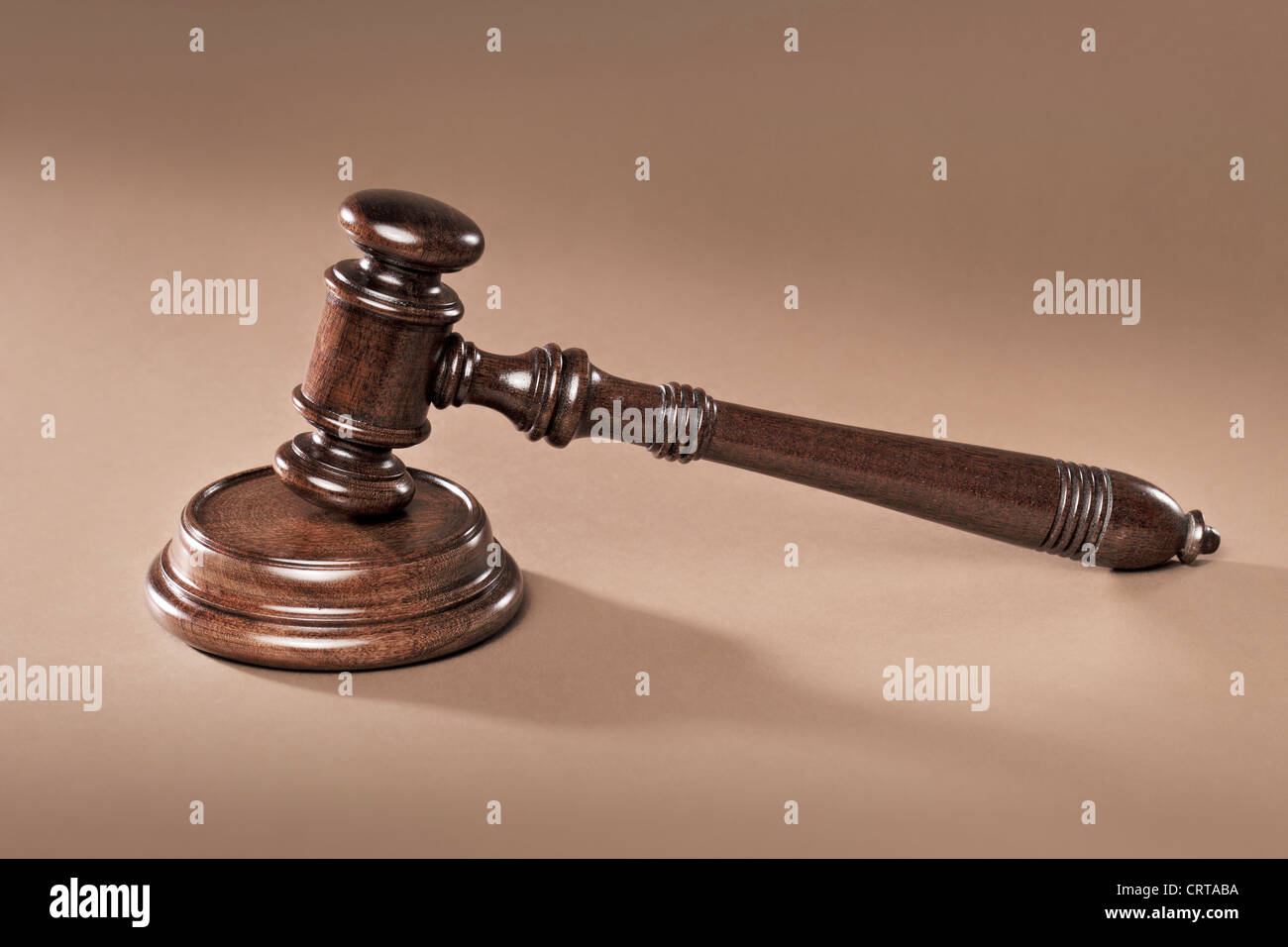 Un wooden gavel en acajou avec son bloc. Banque D'Images