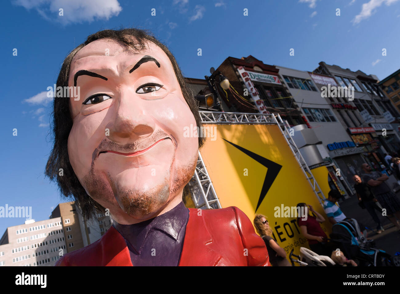 Tête géant papier mâché promenade caractère sur la rue Ste-Catherine pendant le Festival Juste pour rire à Montréal, Québec Banque D'Images