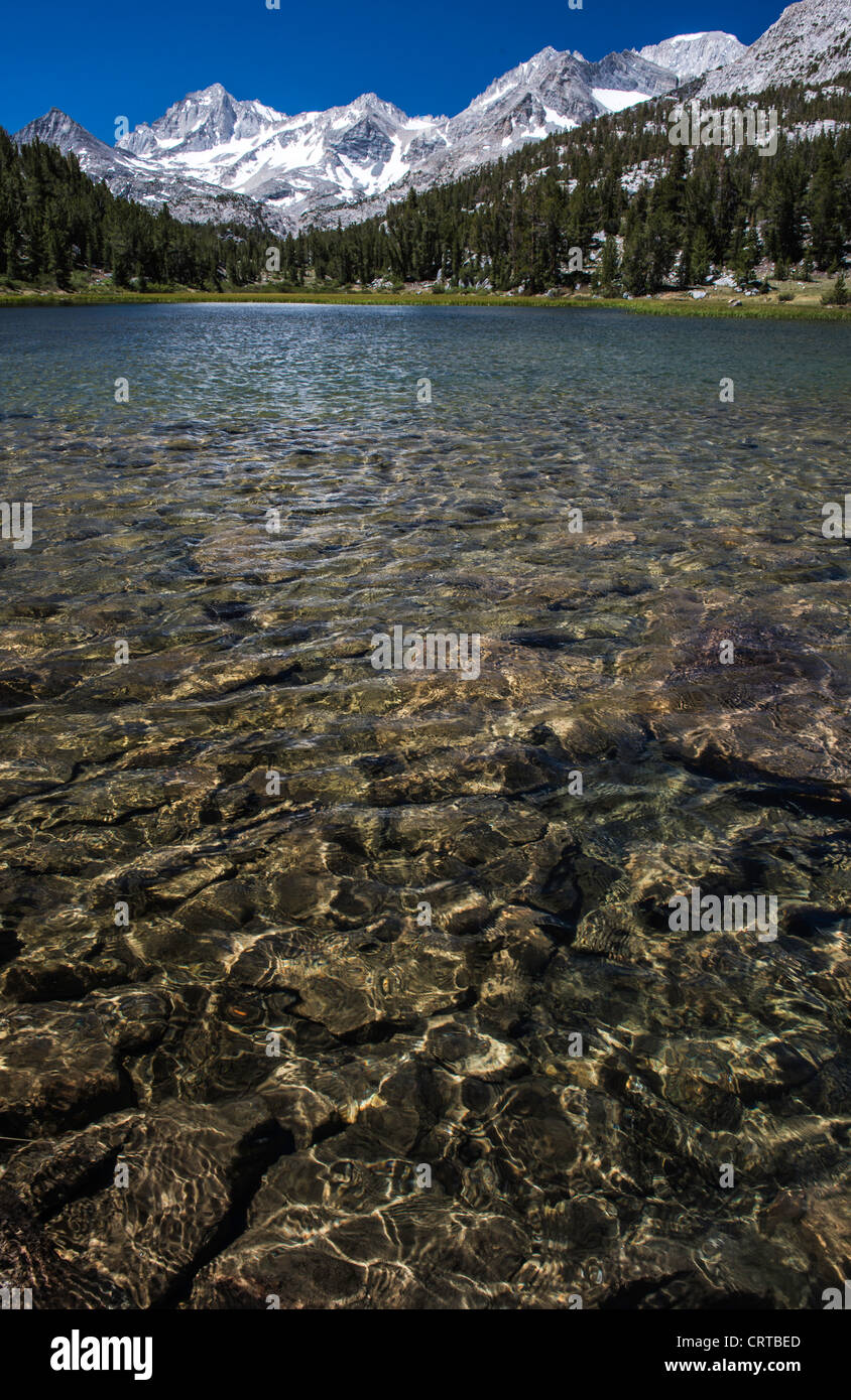 Réflexions sur un lac, la Sierra Nevada Banque D'Images