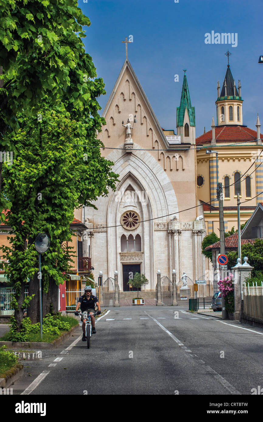 Europe Italie Piémont Province Torino Pianezza Sanctuaire de San Pancrazio avec cyclist Banque D'Images