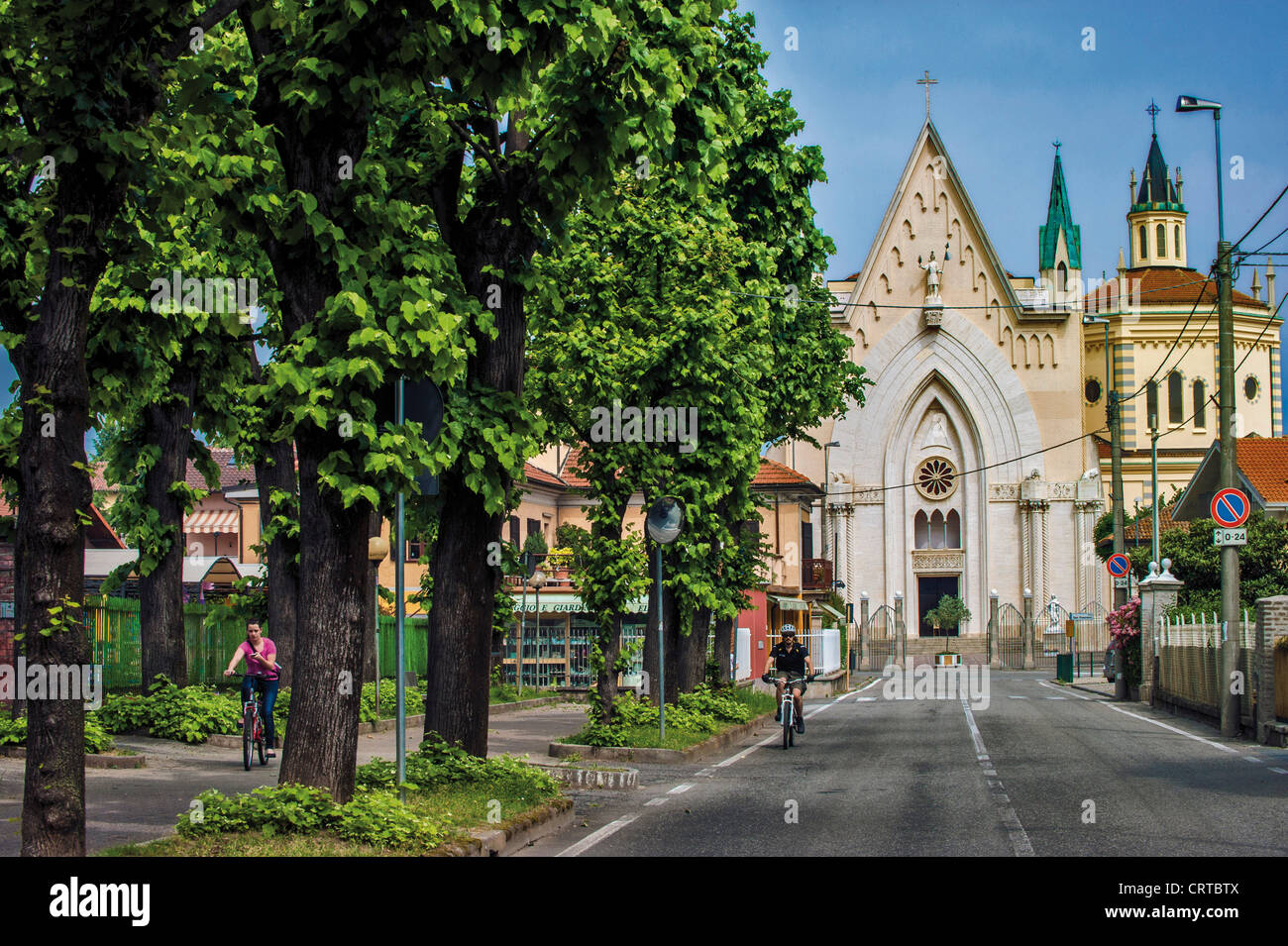 Europe Italie Piémont Province Torino Pianezza Sanctuaire de San Pancrazio avec cyclist Banque D'Images