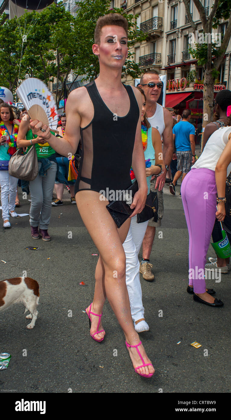Paris, France, Jeune travesti masculin français en costume de bain féminin et chaussures pour femmes à talons hauts, marche dans les chaussures de mode de rue gay Pride (LGBT), Drag Queen, travesti Banque D'Images