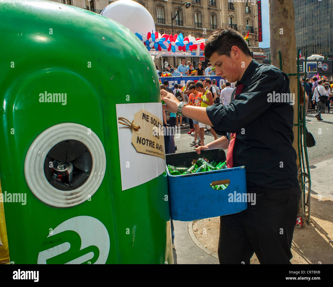 Paris, France, garçon de café français le recyclage des bouteilles en verre  dans les conteneurs de la rue Photo Stock - Alamy