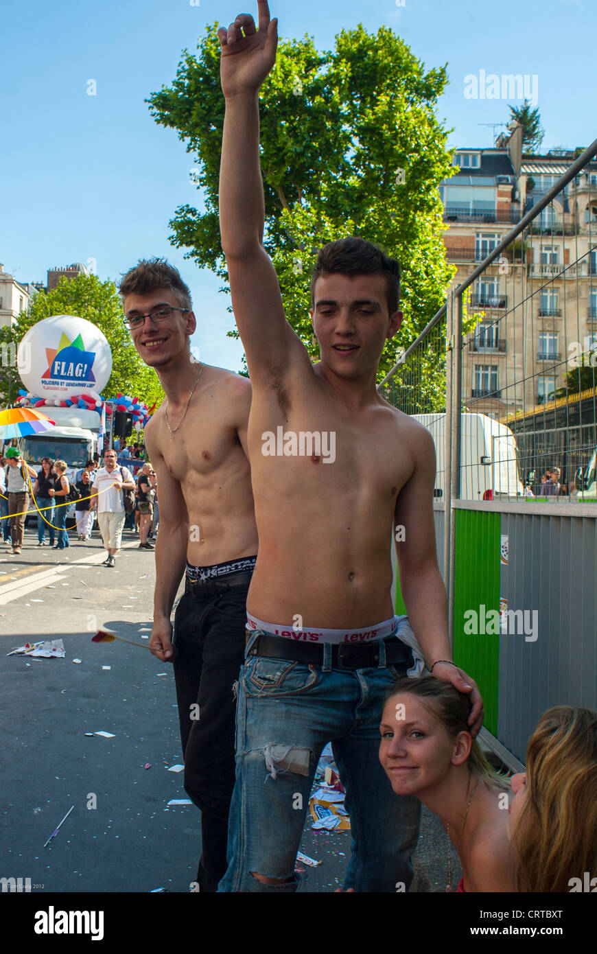 Paris France Adolescents Fran ais C l brant Dans La Rue La Gay 