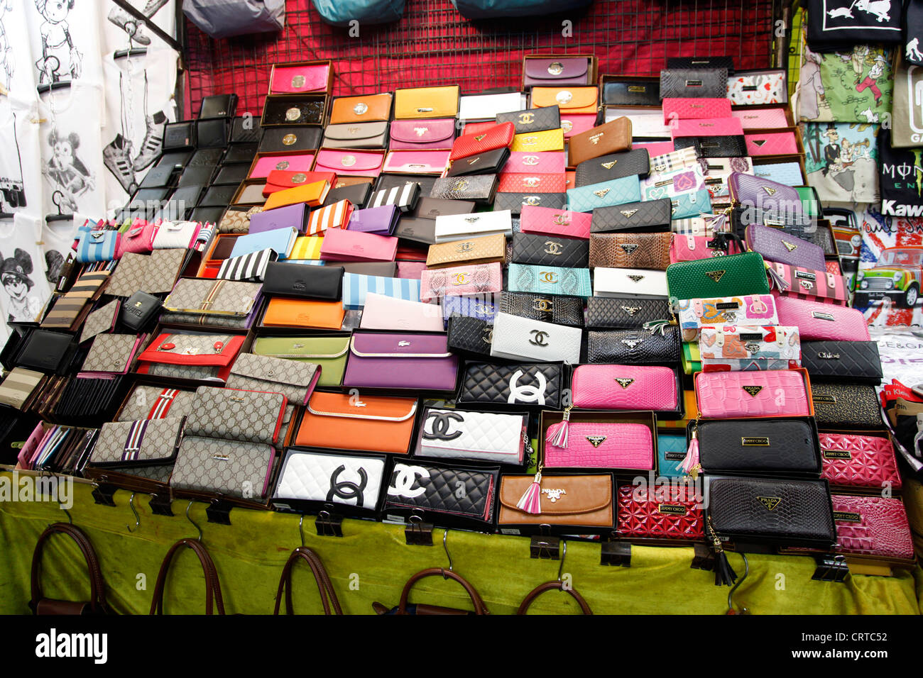 La vente de marchandises de contrefaçon designer sur un étal au marché nocturne de Patpong à Bangkok, Thaïlande. Banque D'Images
