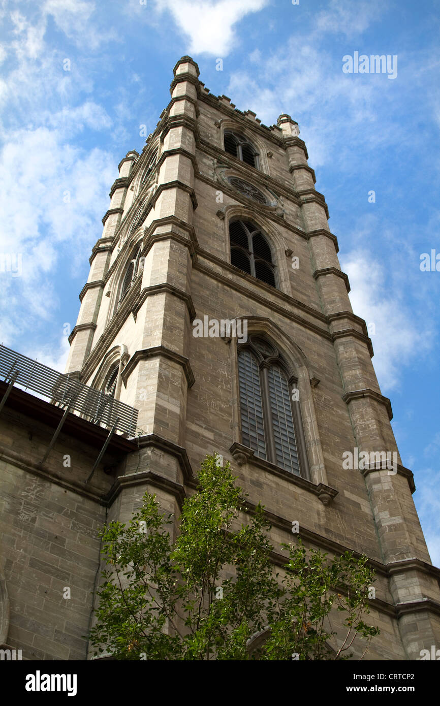 L'un des clochers de la Basilique Notre-Dame, dans le Vieux Montréal, Québec Banque D'Images