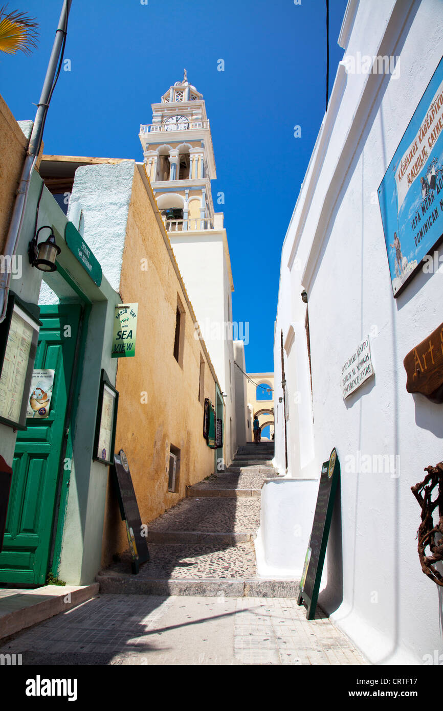 Santorin, île grecque, la Grèce, l'étroite rue à Oia menant en ville étapes montant vers church Banque D'Images