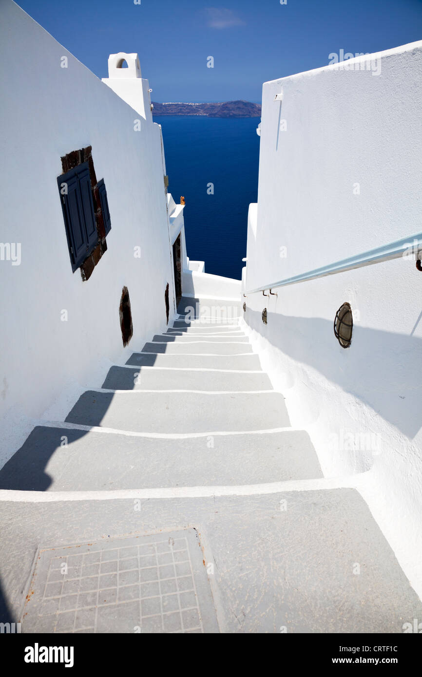 Dans la ligne de mesures emblématiques de Santorin, l'île grecque, grèce, journée typique contre les murs blancs de bâtiments Banque D'Images