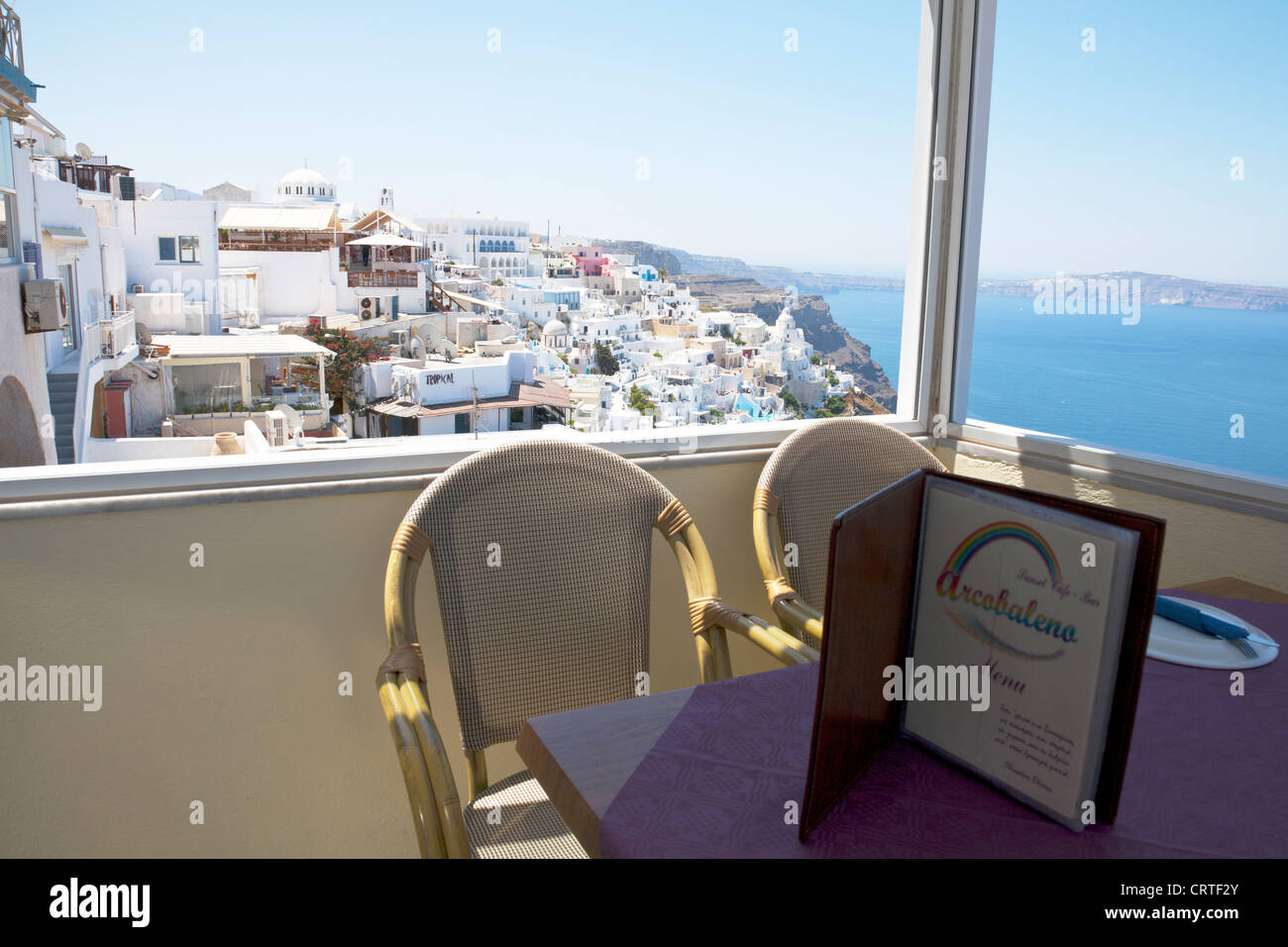 Santorin, île grecque, la Grèce, avec une vue magnifique depuis le restaurant avec menu fenêtre sur table Banque D'Images