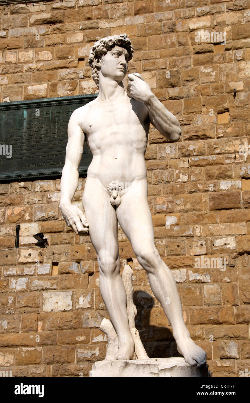Une copie de la statue debout dans l'emplacement d'origine de David en face du Palazzo Vecchio à Florence Italie Banque D'Images