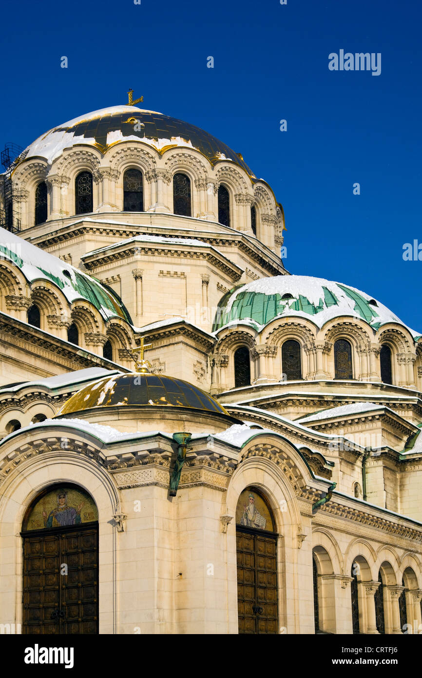 La cathédrale Alexandre Nevski dômes avec la neige en hiver à Sofia, Bulgarie Banque D'Images
