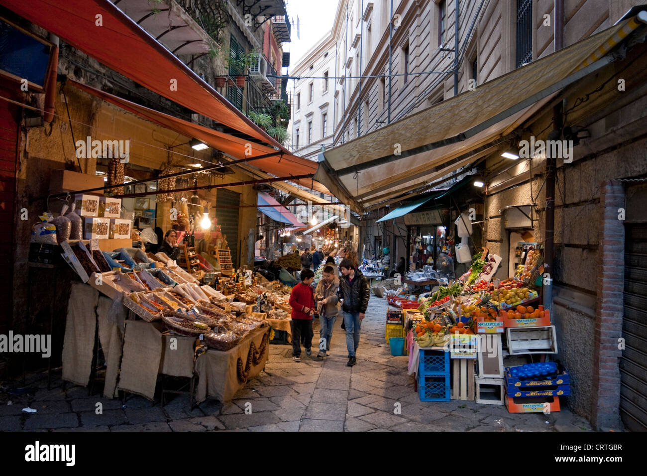 Mercato del Capo scène, Palerme, Sicile, Italie. Banque D'Images