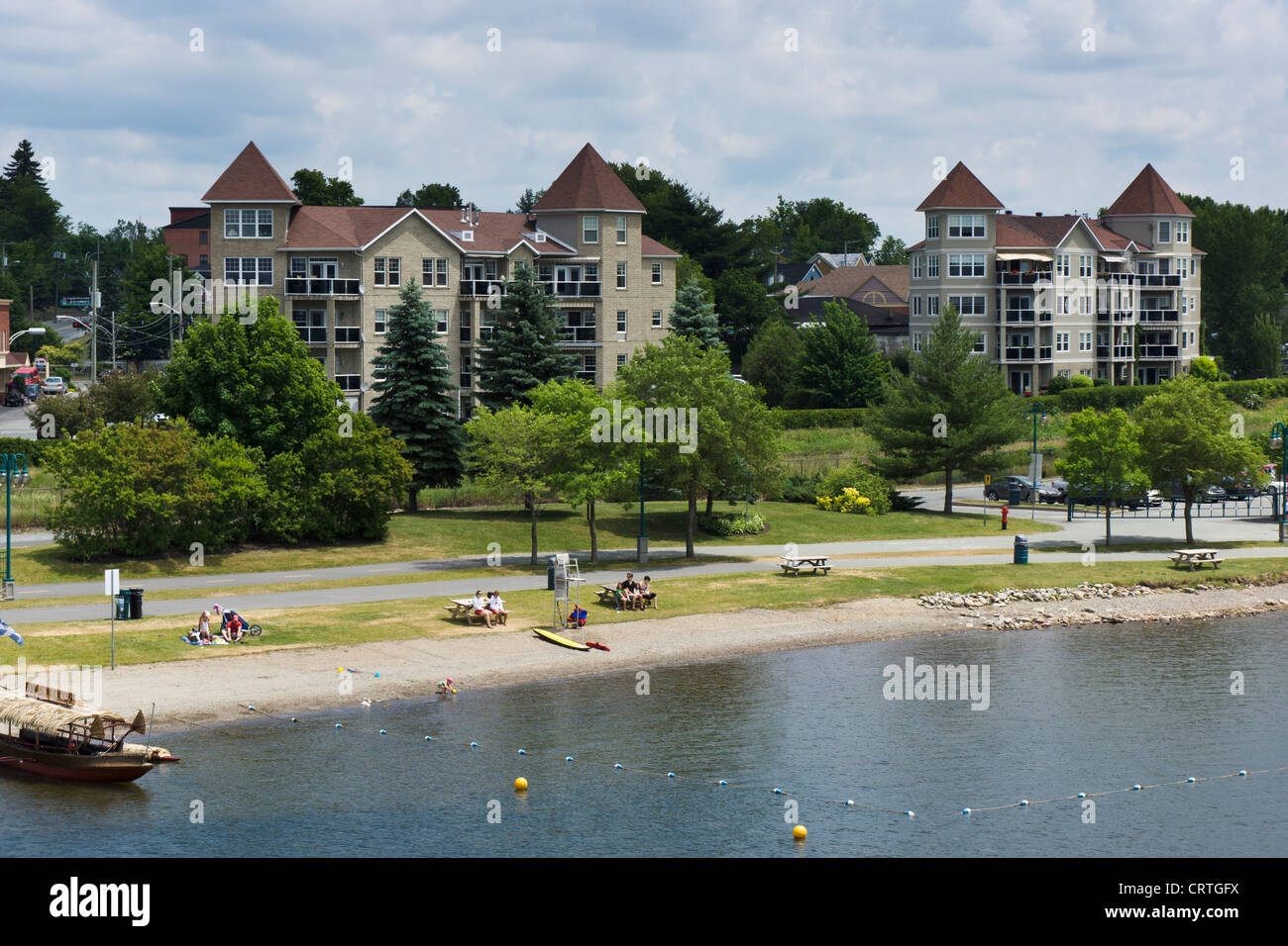 Plage et condos au lac Memphrémagog, Magog, Estrie, Québec, Canada. Banque D'Images