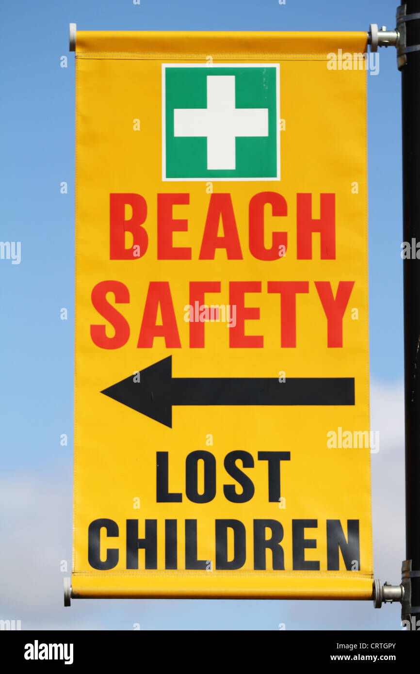 Enfants Perdus de sécurité à la plage à drapeau signe UK seaside resort Banque D'Images