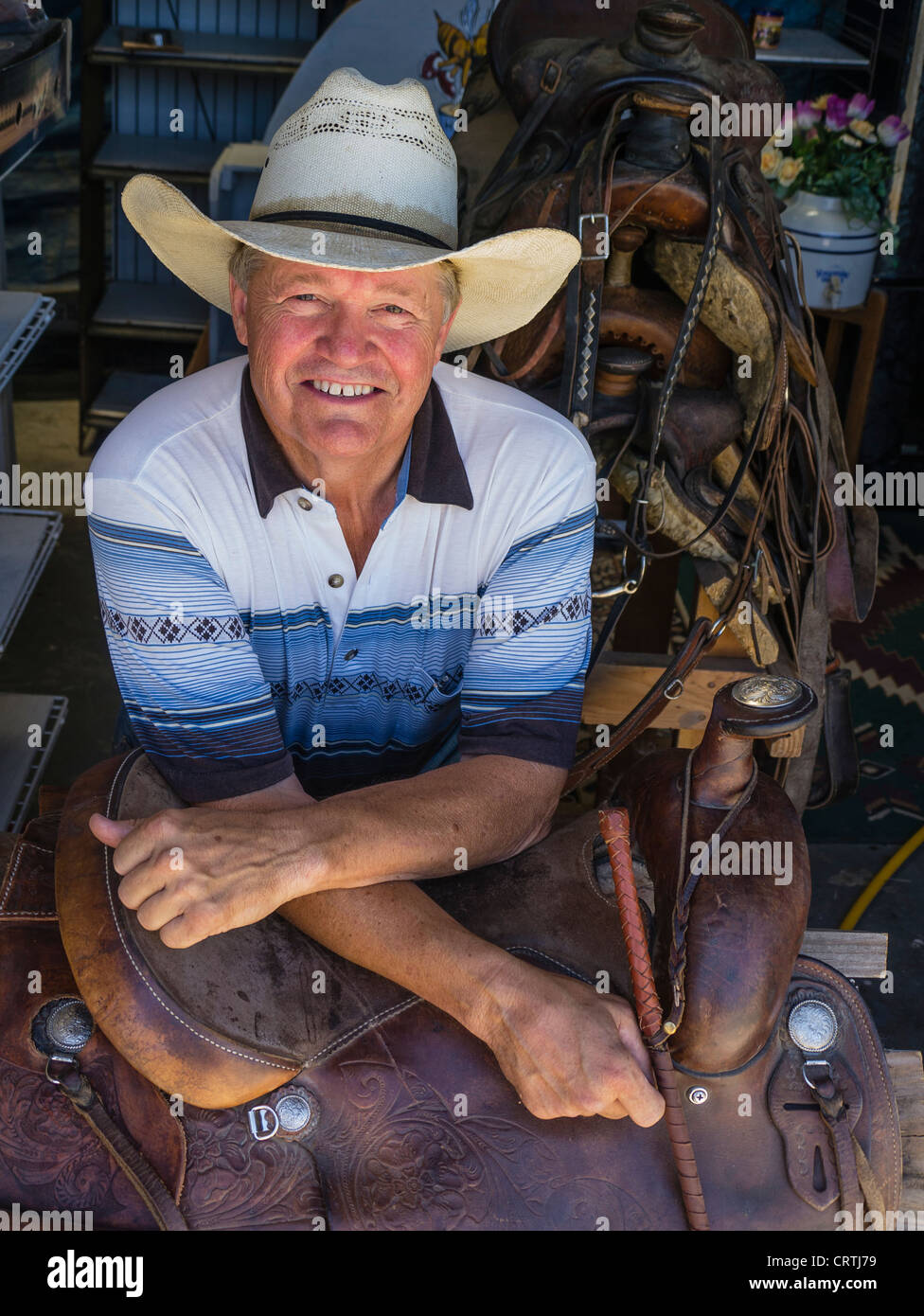 Un portrait de C.R. Sadler un cowboy, artiste et selle apiculteur dans son magasin à Stratford, en Californie. Banque D'Images