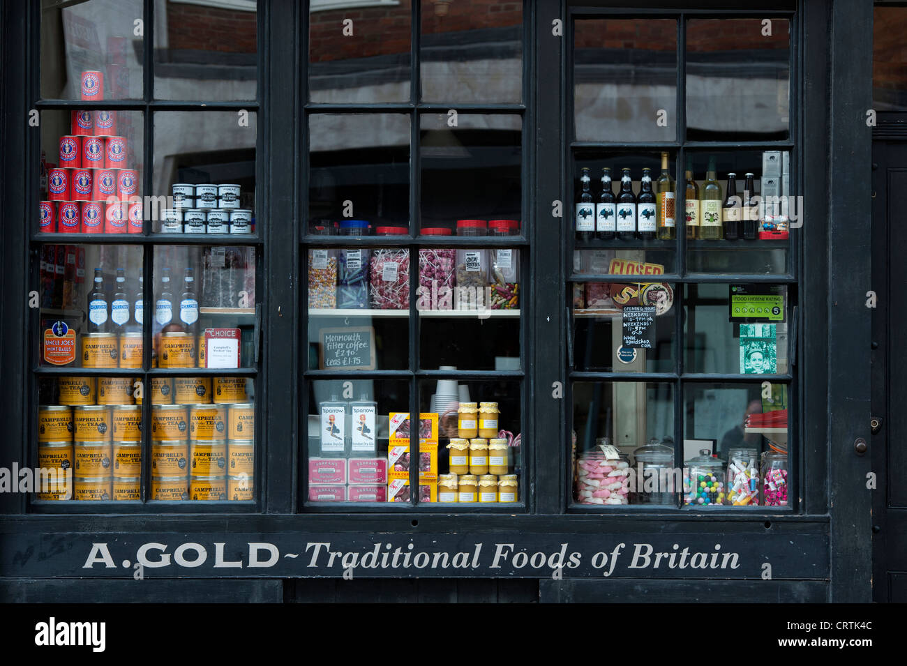 A. Les aliments traditionnels d'or de la Grande-Bretagne. Afficher la fenêtre de boutique. 42 Brushfield Street, Spitalfields, Londres Banque D'Images