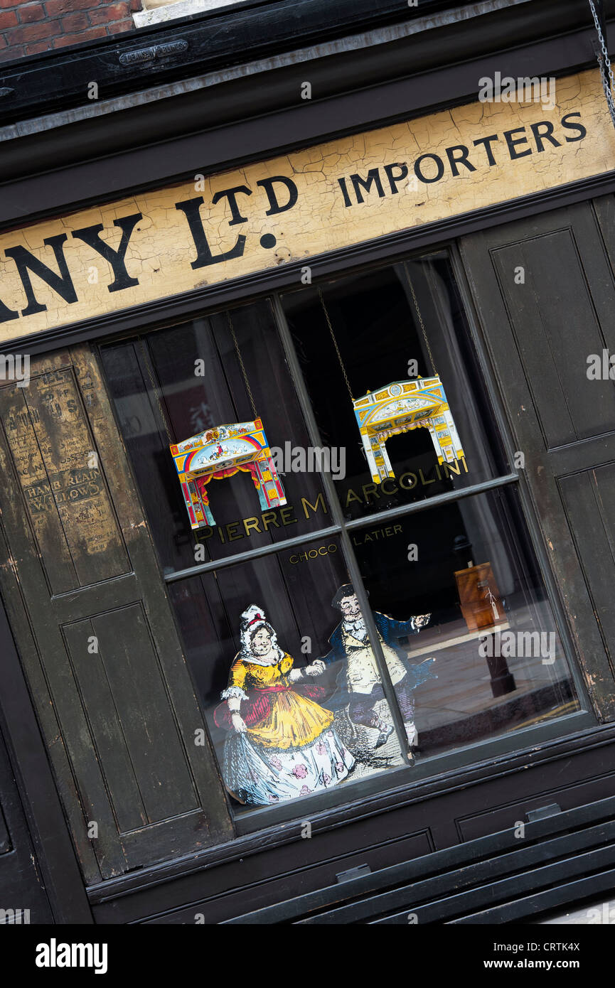 Old fashioned shop front window Banque de photographies et d'images à haute  résolution - Alamy