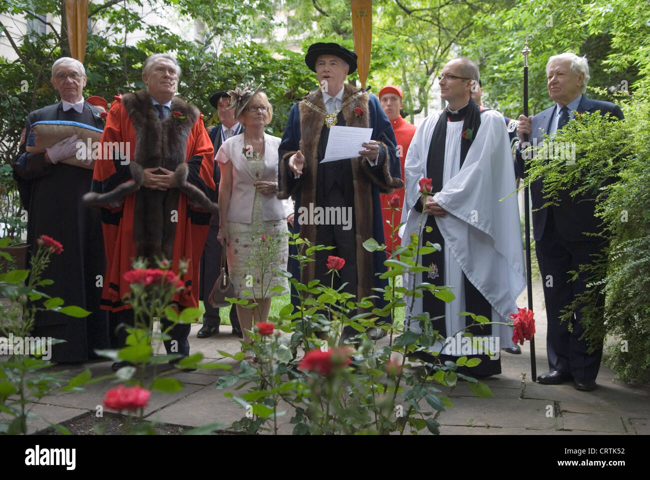 Knollys Rose Ceremony, roses dans le jardin à Seething Lane, City of London, England 2012, 2010s UK HOMER SYKES Banque D'Images