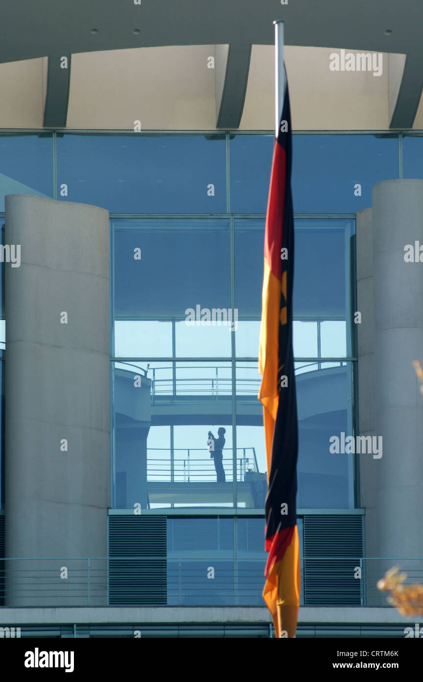 Drapeau Allemagne gondolé et silhouette d'un homme Banque D'Images