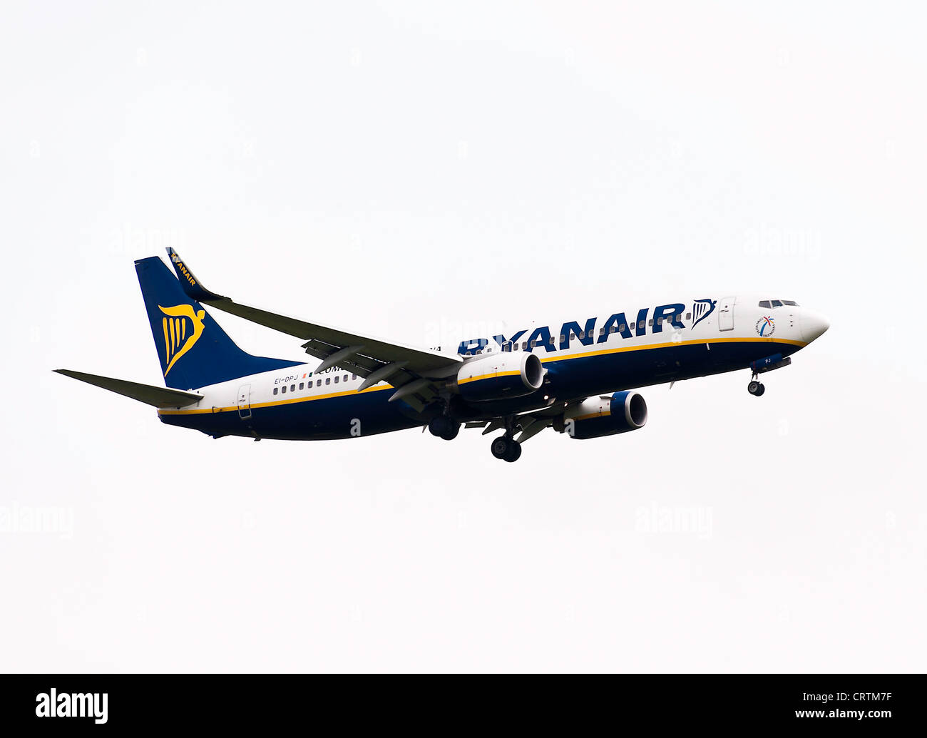 Avion de Ryanair Boeing 737-8COMME EI-DPJ en approche à l'aéroport de Londres Gatwick, West Sussex England United Kingdom Banque D'Images