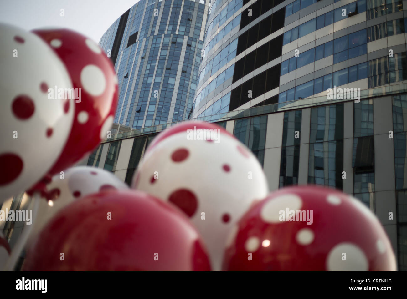 Repéré polkadot balloon illustration du quartier commerçant chic de Sanlitun, à Pékin, en Chine. Banque D'Images