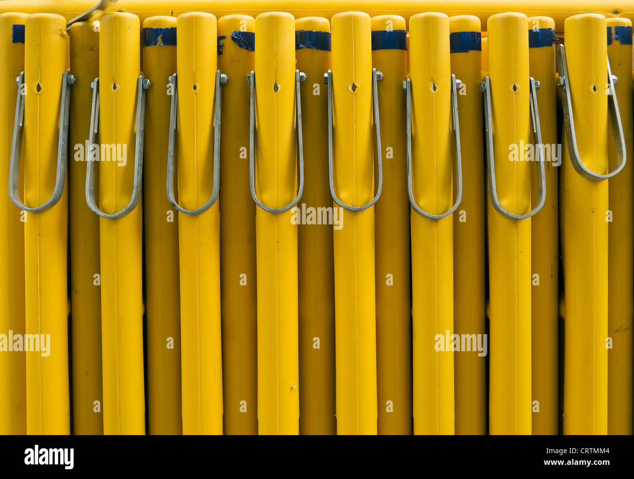 Collection d'objets de sécurité barrière jaune plastique Banque D'Images