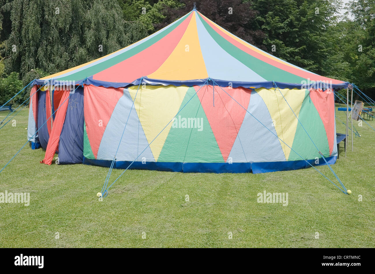 Petit Chapiteau coloré seul dans un champ Photo Stock - Alamy