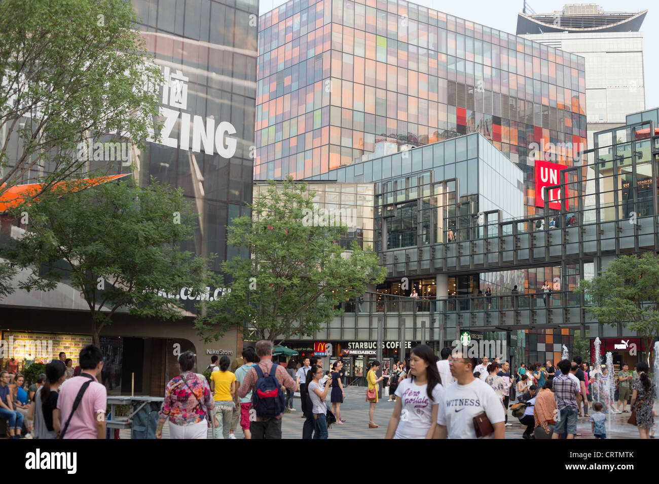 Dans le quartier commerçant chic de Sanlitun, à Beijing, Chine Banque D'Images