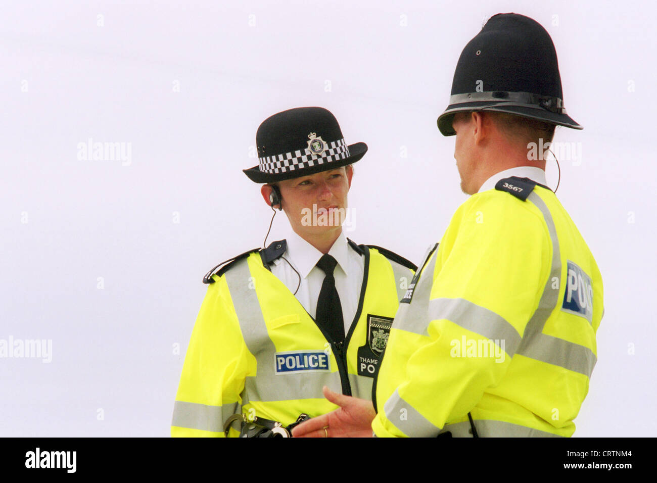 Policiers en uniforme anglais dans le Royal Ascot hippodrome utiliser Banque D'Images