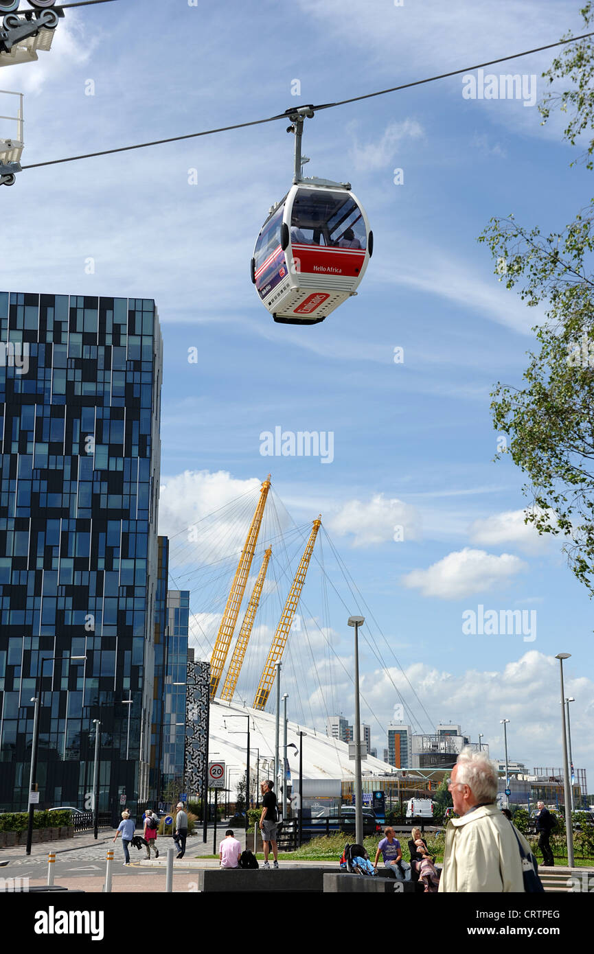 Les passagers dans la Tamise entre le 02 Arena de Greenwich et le parc des expositions Excel à Royal Docks dans le Moyen-Orient Banque D'Images