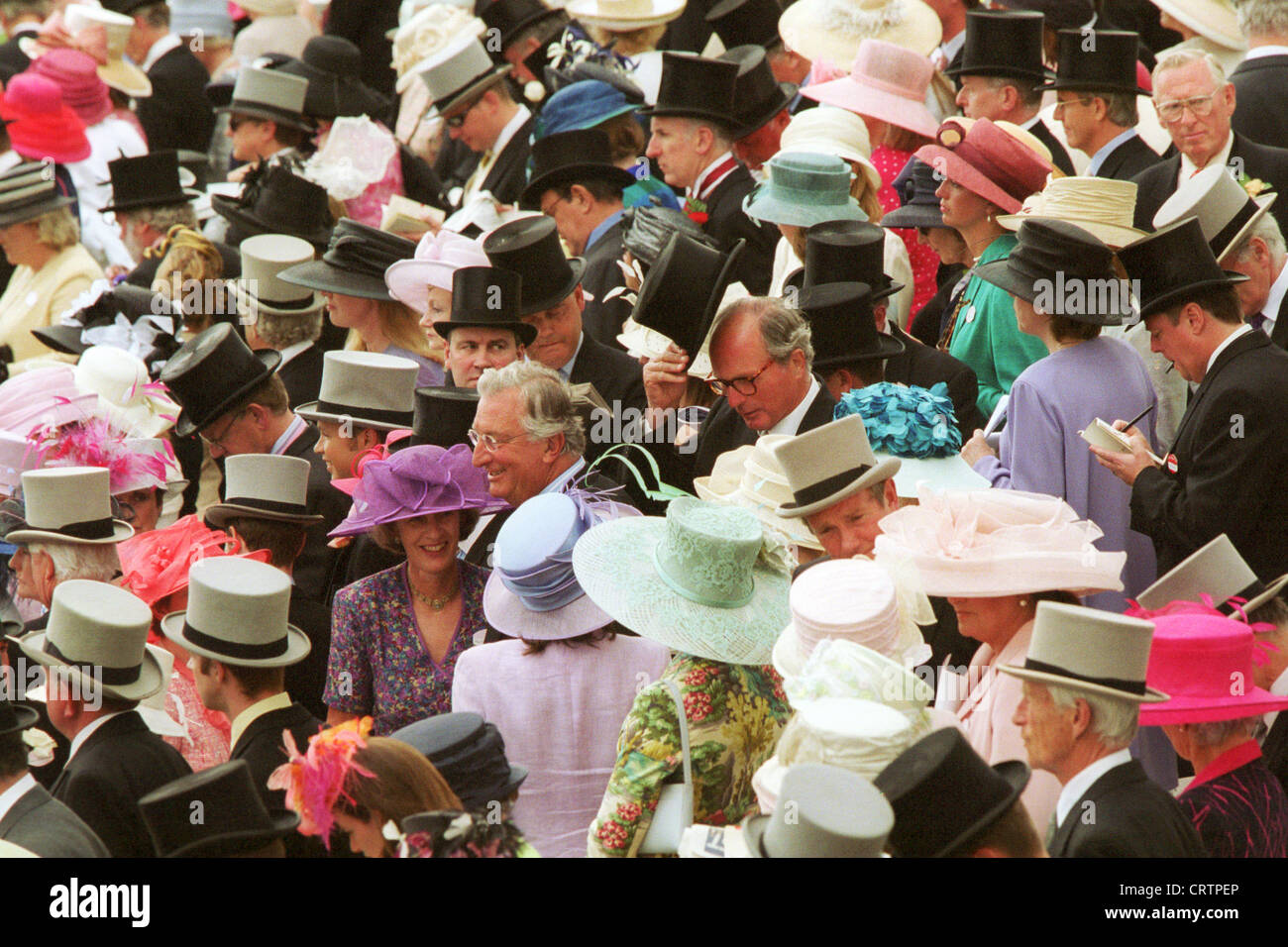 Les spectateurs avec chapeau et cylindre sur le Royal Ascot Racecourse Banque D'Images