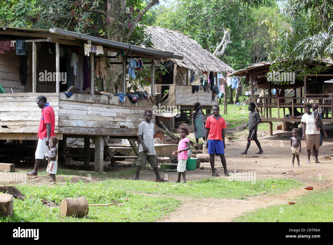 Les maisons en bois sur pilotis dans un village sur l'île de Bougainville, en Papouasie-Nouvelle-Guinée Banque D'Images