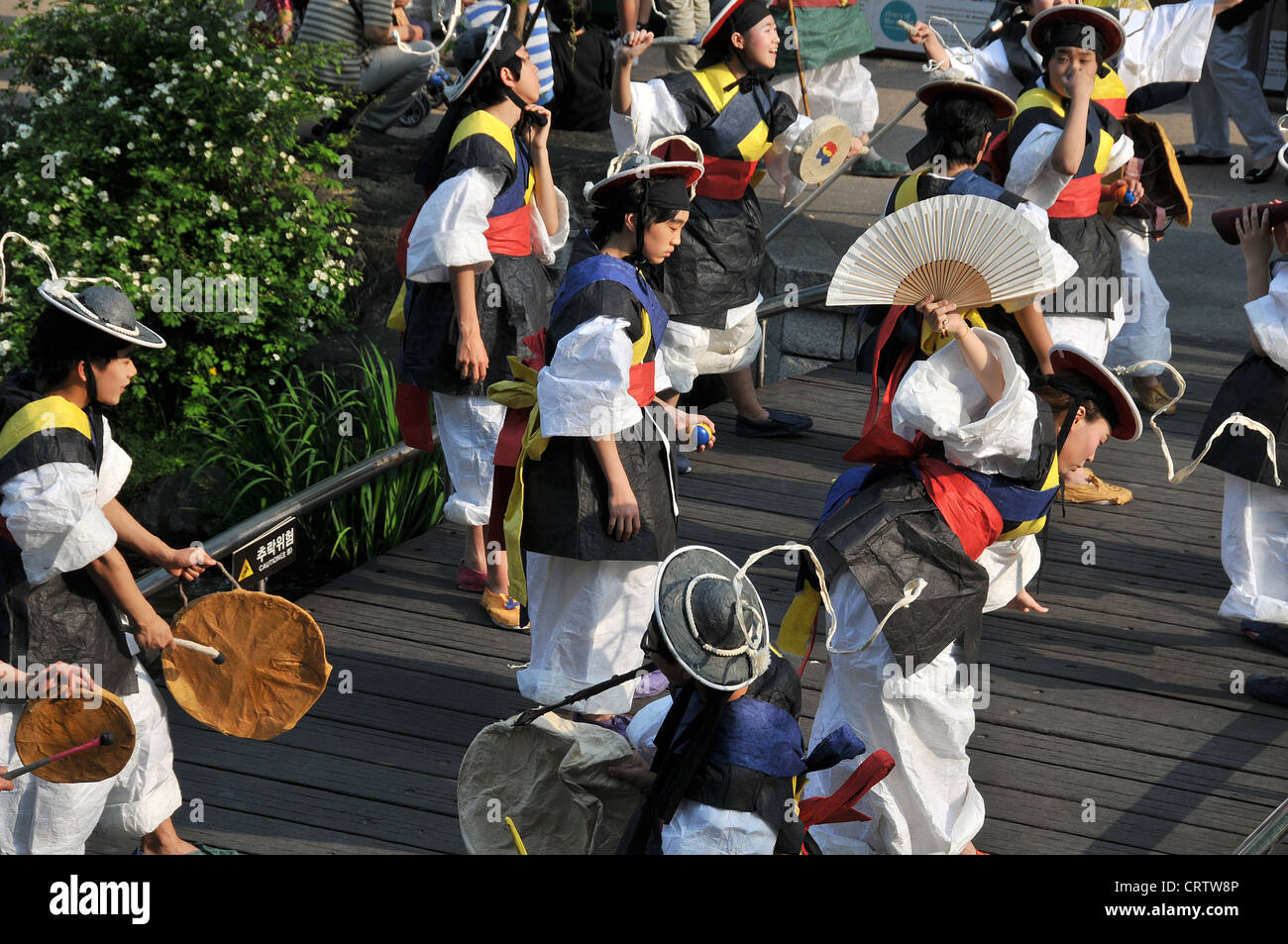 Danses traditionnelles du folklore de la rivière Cheonggyecheon Séoul Corée du Sud Banque D'Images