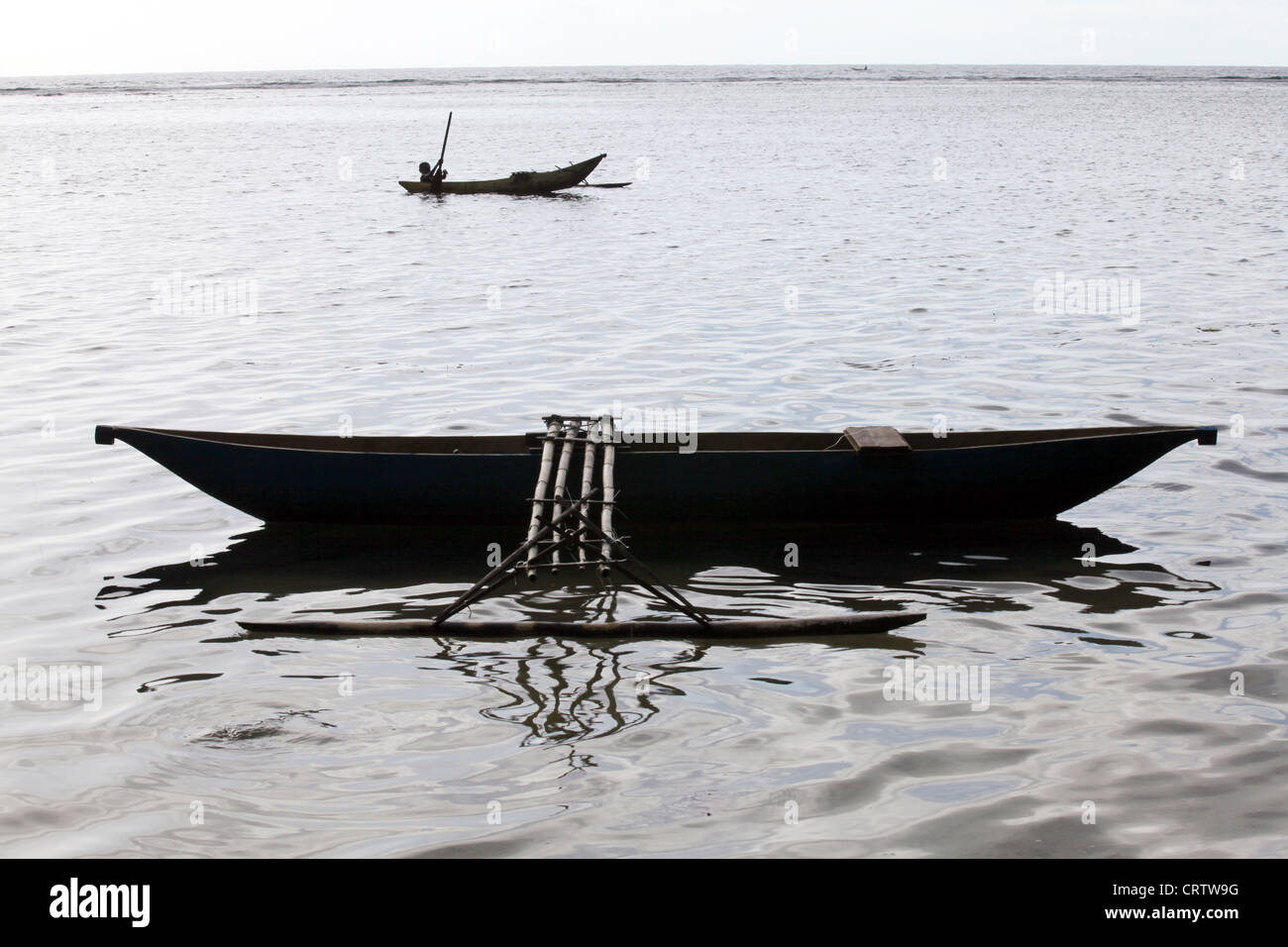 Outrigger en bateau sur la plage de l'île de Bougainville Banque D'Images